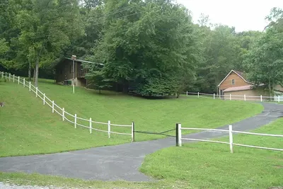 Image de Center Hill Lake - Holmes Creek Cabin - demi-mile de lancement Bateau