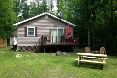 Image de Retraite Adirondack classique niché sur les rives du lac privé Augur