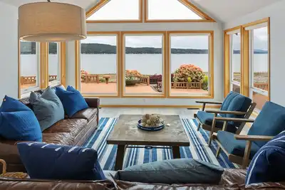 Image de Grand Beach Front Home sur Hood Canal! !