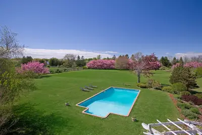 Image de Superbe domaine privé de 4 acres sur Preserve près du village / plage avec piscine chauffée.