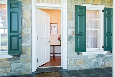 Image de Sprawling Estate With Covered Bridge Au coeur du comté de Lancaster