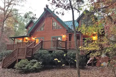 Image de Superbe maison en bois au bord du lac sur une crique isolée avec plage privée et ponton