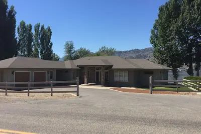 Image de Belle maison au bord du lac moderne sur le lac Osoyoos