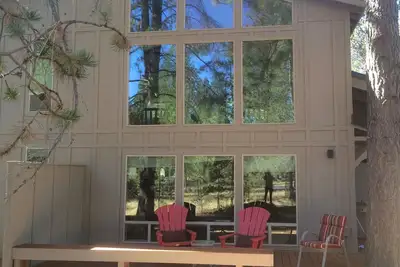 Image de Cabine tranquille et bien entretenue avec meubles en rondins et laissez-passer Sharc au 1, Whistling Swan