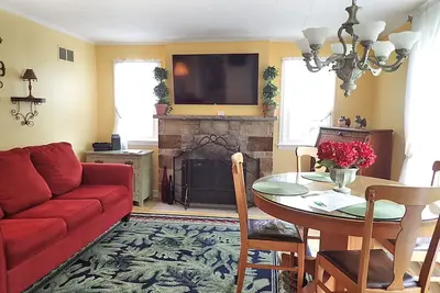 Image de Charmant Cottage 2 chambres, patio privé en pierre, coeur du centre-ville de Saugatuck