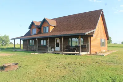 Image de Maison en rondins tranquille sur la ferme Horse Creek