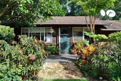 Image de Chalet sur 3 acres, spa, cheminée, confortable, entouré de verdure, d'arbres fruitiers