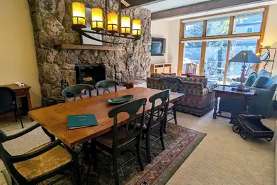 Image de Condo de luxe avec WiFi gratuit, parking, piscine chauffée, bains à remous, navette pour les skieurs