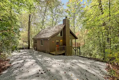 Image de Escapade cabane avec vue sur la montagne et accès au lac avec jacuzzi!