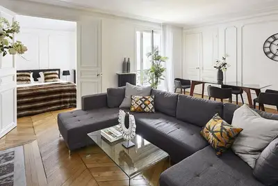 Image de 2 pieces luxueux a 2 pas des Champs Elysees