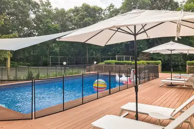 Image de Maison familiale privée de 4 chambres avec piscine et tennis sur 1 acre, à 12 minutes de la plage Rogers