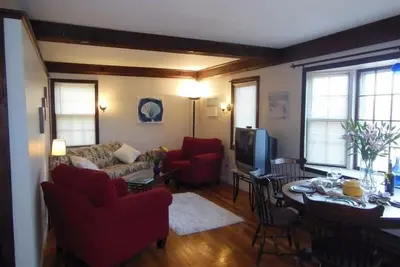 Image de Quaint One Bedroom Surplombant Nature Trail Dans Marblehead historique