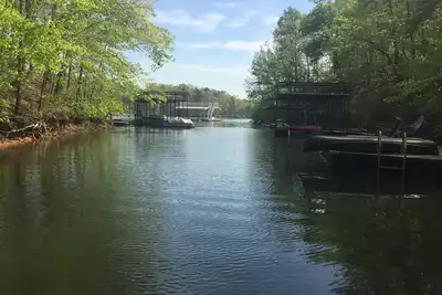 Image de Hidden Gem Cabin sur le lac Lanier avec quai dans les magnifiques montagnes de la Géorgie du Nord