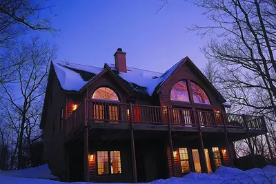 Image de Striking 4 Bd / 3. 5 Ba, Boisé Vues incroyables, cheminée, table de billard, Fire Pit