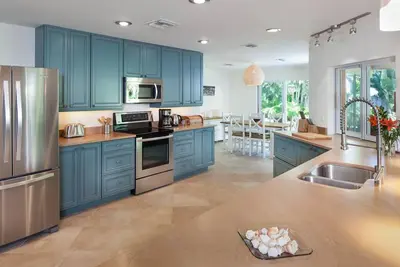 Image de Cozy Cottage situé dans un emplacement privilégié près de la plage, Park Shore, avec une nouvelle piscine privée!