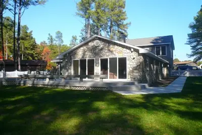 Image de \"On Lake Time\" Lakefront Paradise - Lac Kerr - Buggs Island @ Palmer's Point