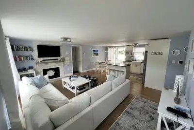 Image de Chaleureux, invitant, chalet bien aménagé. Central A / C - 5 minutes de la plage