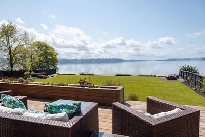 Image de La vie au bord du lac à son meilleur! Construisez des châteaux de sable, nagez ou faites du kayak pendant vos vacances.