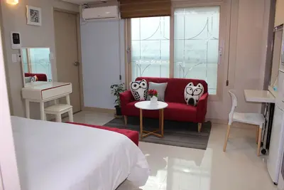 Image de maison blanche confortable près du vieux palais