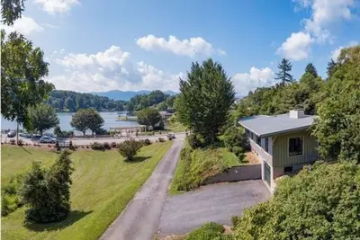 Image de Lakeside Retreat au chalet Ginkgo - Emplacement, emplacement, emplacement