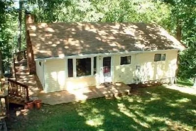Image de Paix abondante; Maison au bord du lac avec quai et canoë