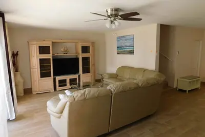 Image de Condo spacieux de 2 étages avec toutes les commodités dans un excellent emplacement