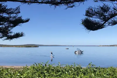 Image de Tall Pines Beach House à Dutton Bay. Voies navigables Coffin Bay