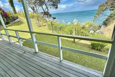 Image de Cliffside Cottage Rouge Plage