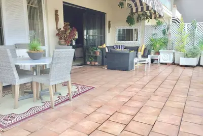 Sûr. Raffiné raffiné. Balcon énorme.
