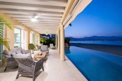 Image de Fantastique maison à Portofino avec piscine à débordement sur la plage