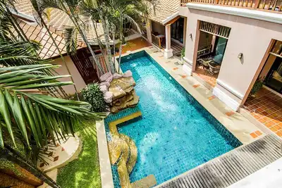 Image de 10 Br Pratamnak villa avec piscine