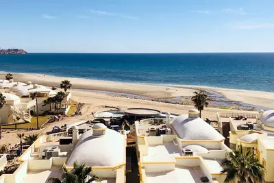 Image de Spectaculaire condo de 2 chambres sur la plage de sable à Las Palmas Resort G-501