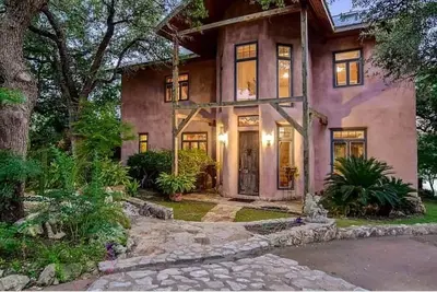 Image de Maison de luxe romantique en ballots de paille: au bord du lac, bain à remous, yoga