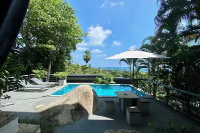 Image de Belle villa tropicale avec vue sur la mer et piscine à Paris, à seulement 400 mètres de la plage et de la voiture