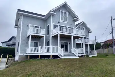 Image de Tides Newport - Nouveau! Large Beach Rental w / yard et des vues imprenables! - \"Marée haute\"