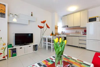 Image de Home Away From Home - une maison de famille dans un quartier très paisible avec un grand jardin