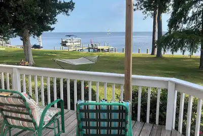 Image de Maison au bord de l'eau avec quai privé de 43 pieds et vues fantastiques! * Séjour minimum de 2 nuits *