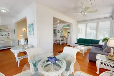 Image de Classic Tybee Beach House - Près de la plage!