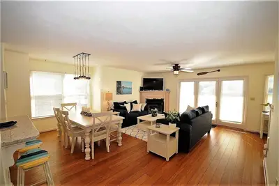 Image de Lac Avant, 3 Chambres, 3 1/2 Bain, 3 Pont, 2 Cheminee, 2 Jacuzzi, 4 Kayak, Wifi