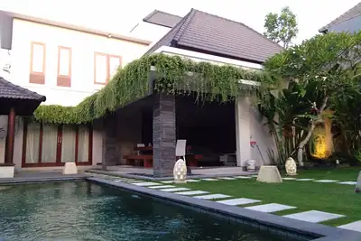 Image de Villa de 5 chambres dans la zone touristique Legian