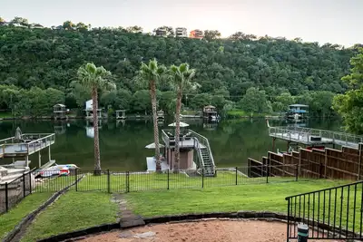 Image de Accueil Waterfront magnifique sur le lac Austin Parfait pour les enfants et les chiens!