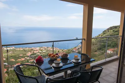 Image de Vila Gabriel. Admirez la vallée d'Arco da Calheta sur l'océan Atlantique bleu profond