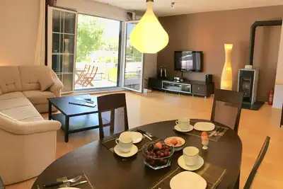 Image de Rez-de-chaussée Meublé avec goût Apt avec terrasse, au calme, à 400m de la plage