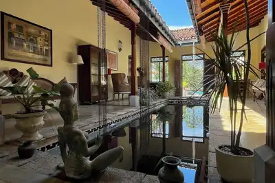 Image de villa coloniale de la plage avec piscine et personnel charmant, dort 6-12