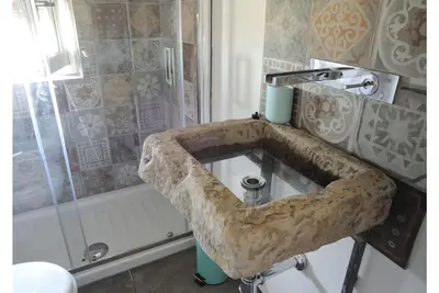 Vous regardez et touchez les tours de San Giminignano