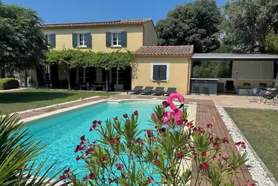 Image de Bastide provençale climatisée avec piscine privée