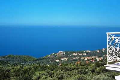 Image de Villa de luxe romantique avec piscine privée, vue panoramique sur la mer et coucher de soleil rêveur
