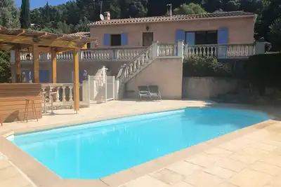 Image de Villa avec piscine privée et terrain en bordure d'un beau village provençal