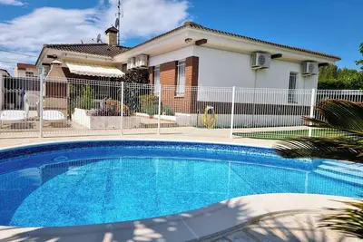 Maison confortable pour 8 personnes avec piscine privée et wifi.