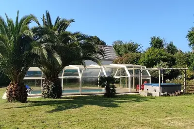 Image de Charmante maison en pierres avec piscine chauffée couverte et spa, privés